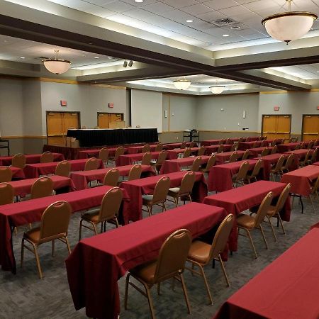 Crossroads Hotel And Huron Event Center Екстериор снимка