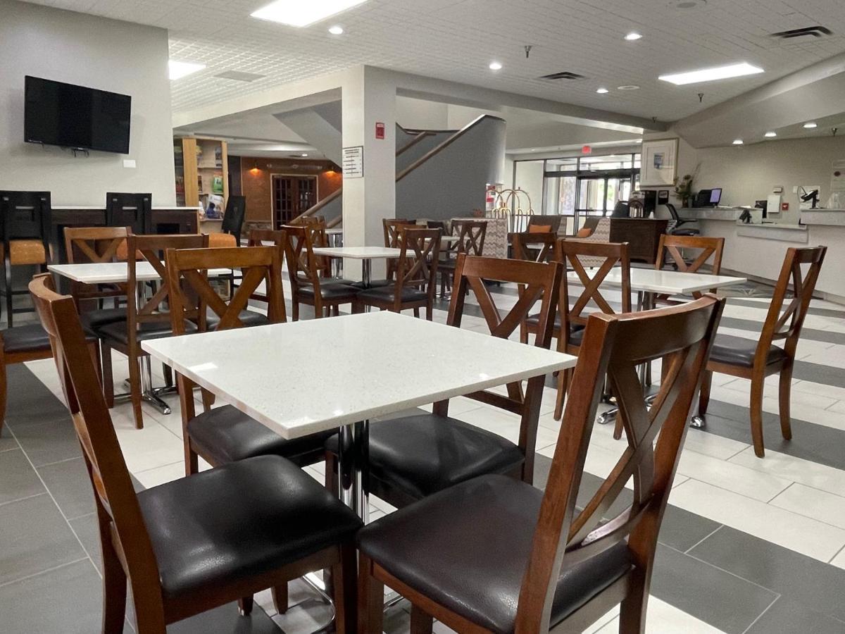 Crossroads Hotel And Huron Event Center Екстериор снимка