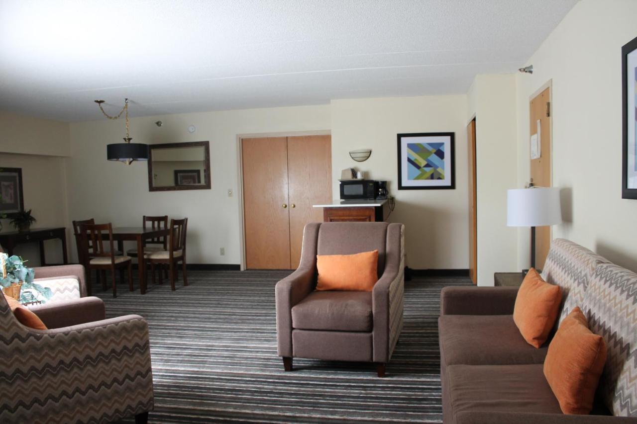 Crossroads Hotel And Huron Event Center Екстериор снимка