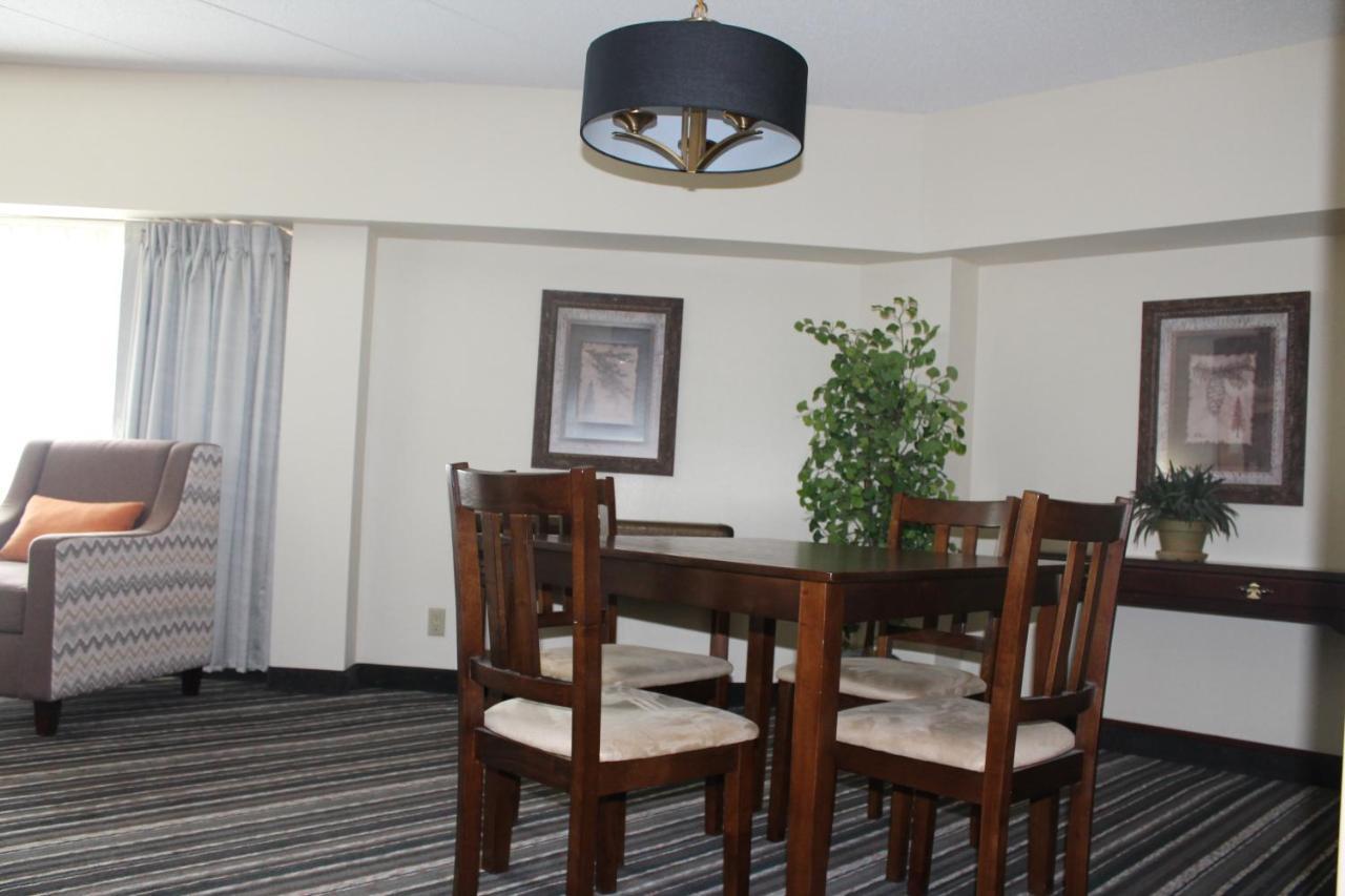 Crossroads Hotel And Huron Event Center Екстериор снимка