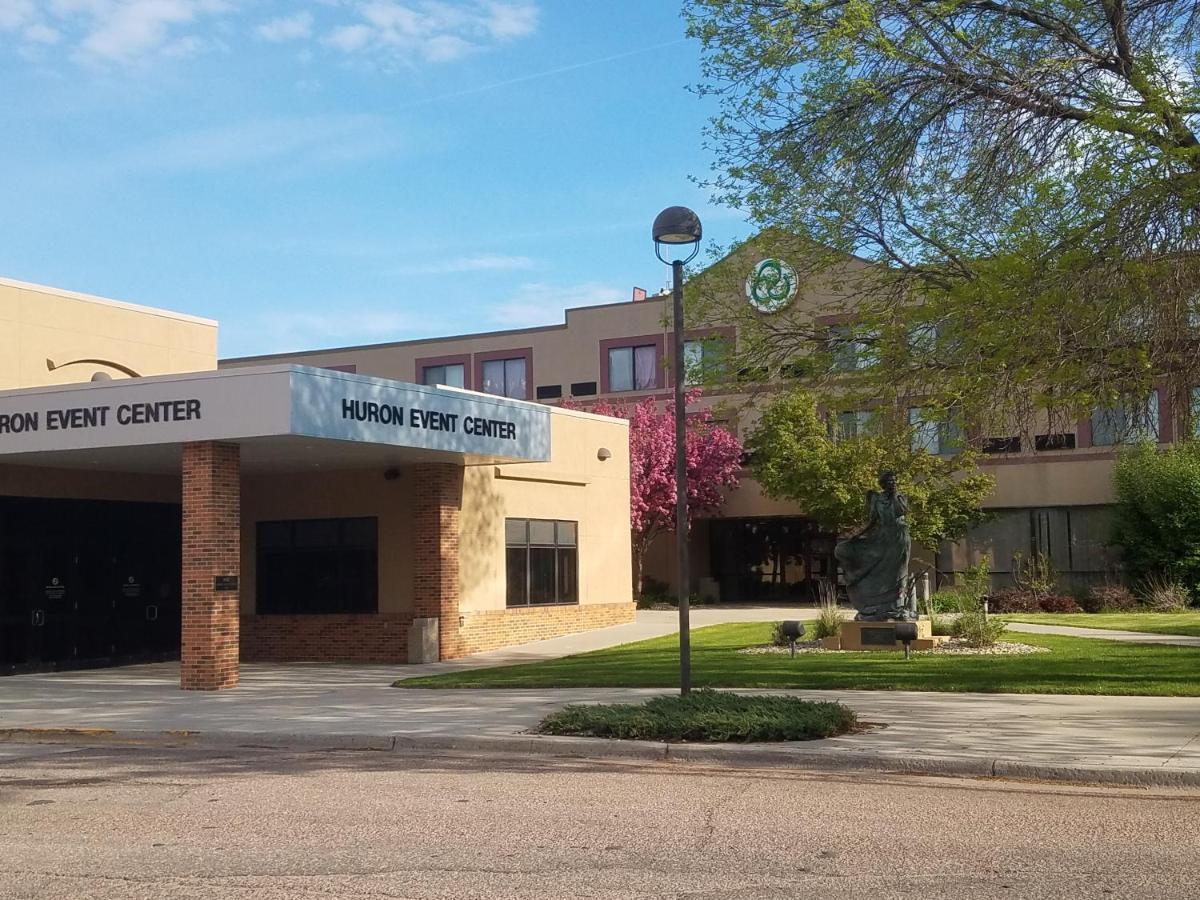 Crossroads Hotel And Huron Event Center Екстериор снимка