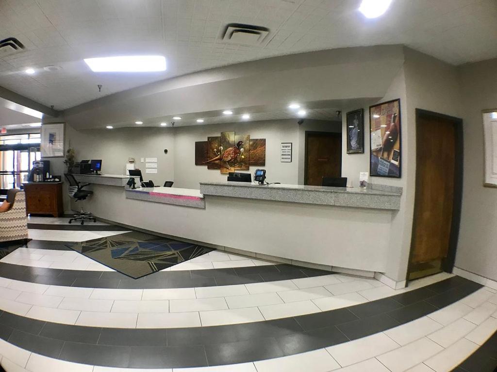Crossroads Hotel And Huron Event Center Екстериор снимка