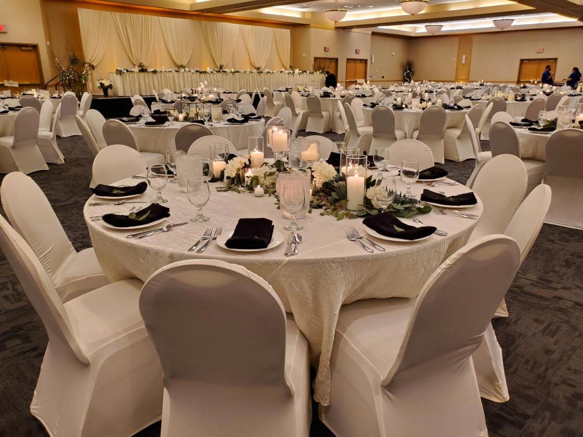 Crossroads Hotel And Huron Event Center Екстериор снимка
