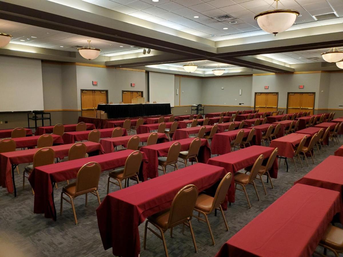 Crossroads Hotel And Huron Event Center Екстериор снимка