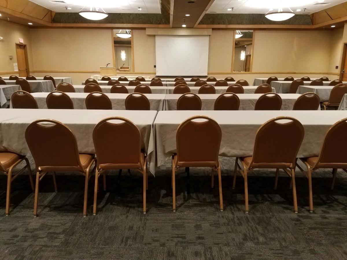 Crossroads Hotel And Huron Event Center Екстериор снимка