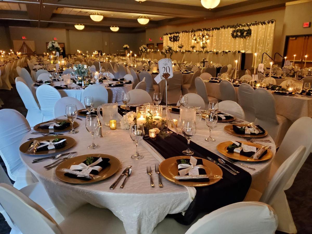 Crossroads Hotel And Huron Event Center Екстериор снимка