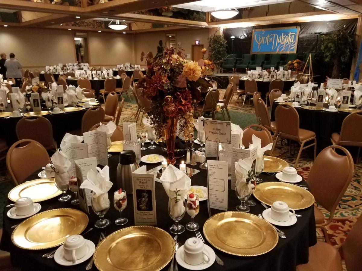 Crossroads Hotel And Huron Event Center Екстериор снимка