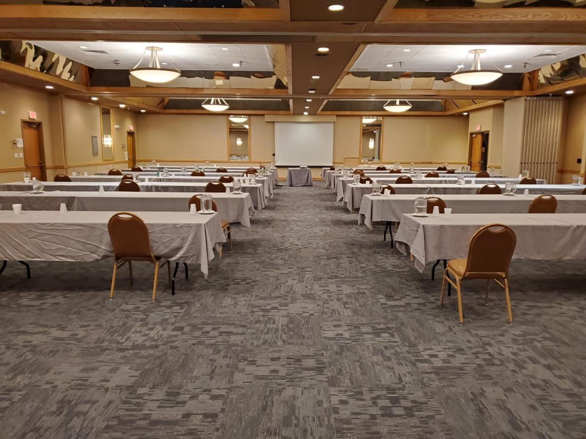 Crossroads Hotel And Huron Event Center Екстериор снимка