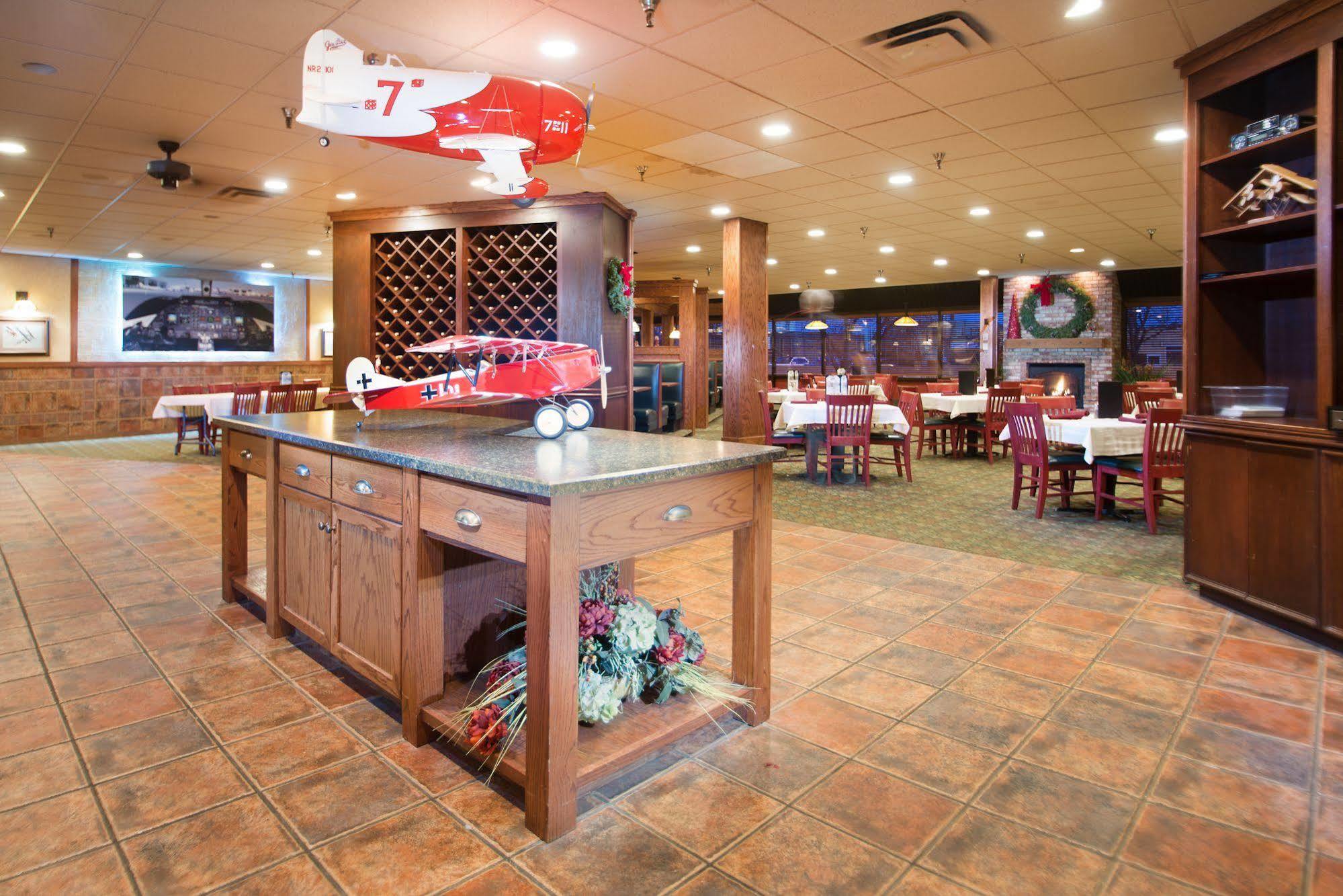 Crossroads Hotel And Huron Event Center Екстериор снимка