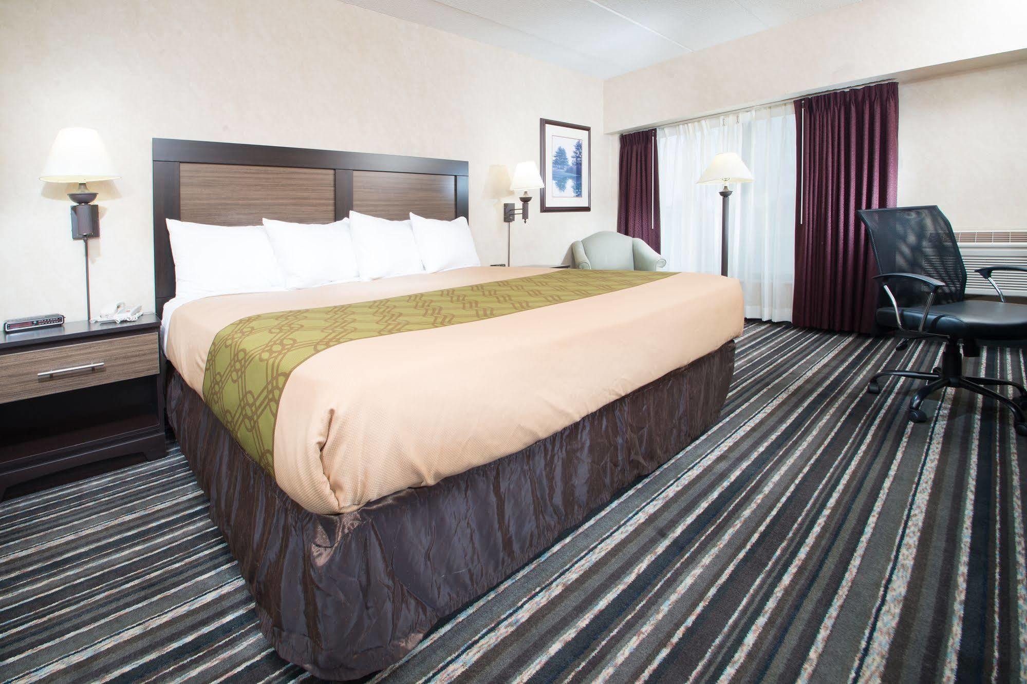 Crossroads Hotel And Huron Event Center Екстериор снимка