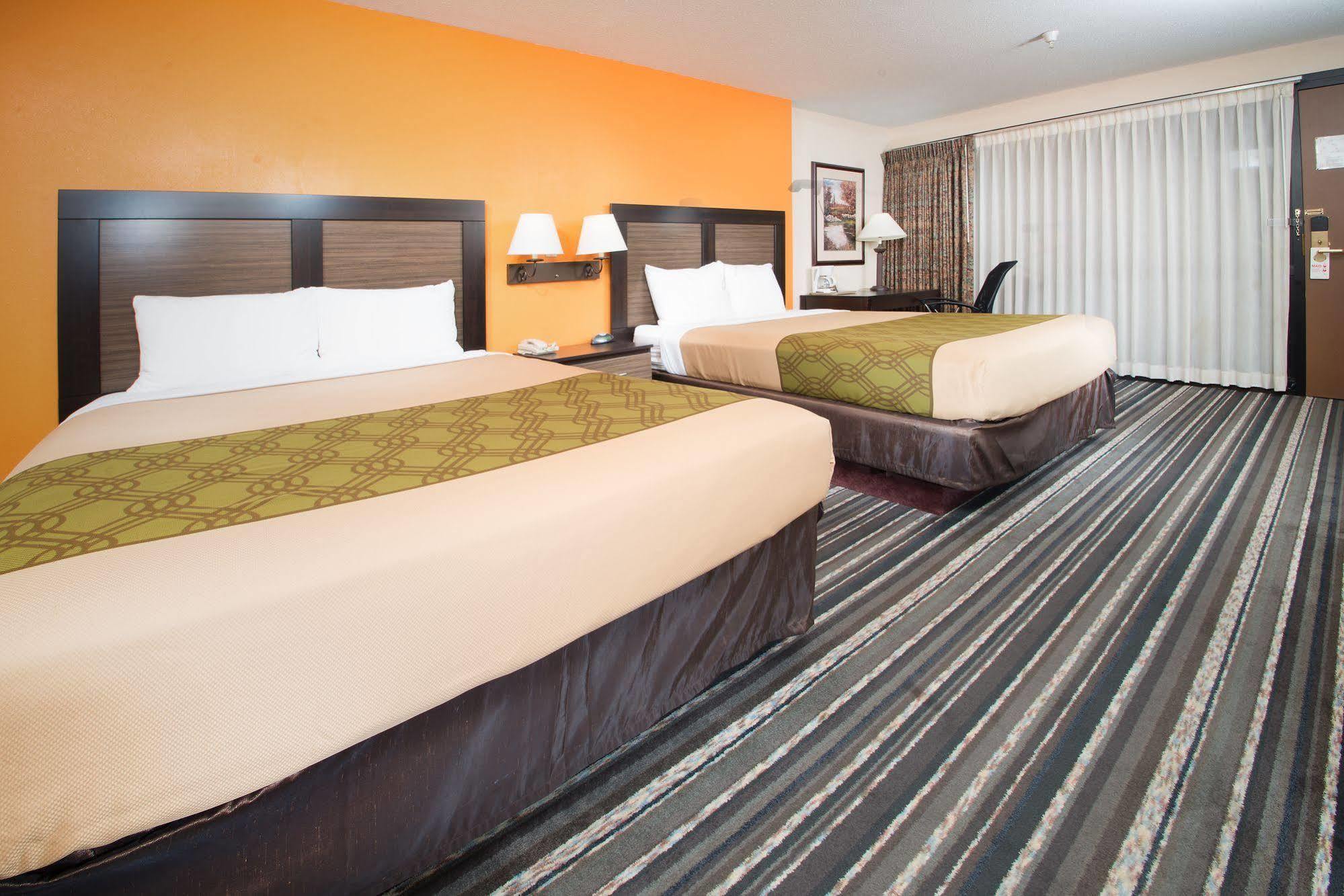 Crossroads Hotel And Huron Event Center Екстериор снимка