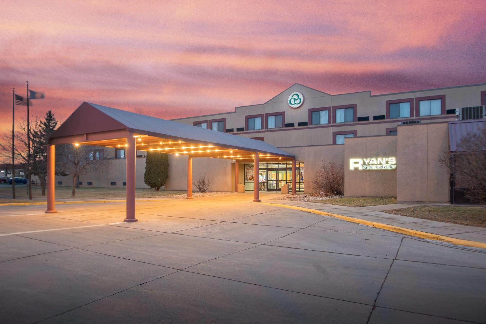 Crossroads Hotel And Huron Event Center Екстериор снимка