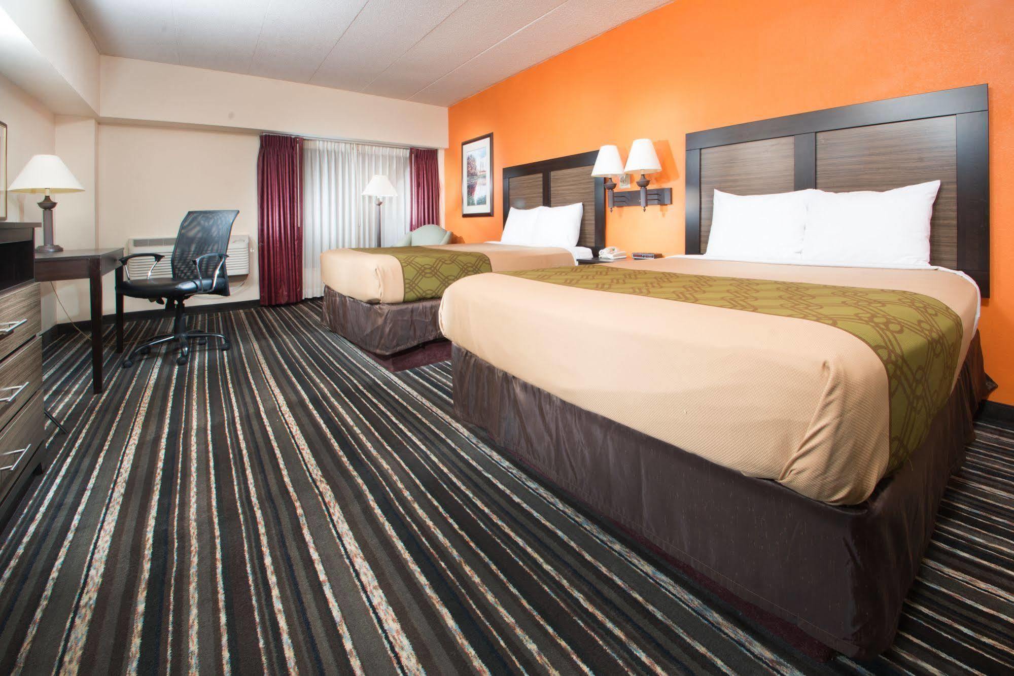 Crossroads Hotel And Huron Event Center Екстериор снимка
