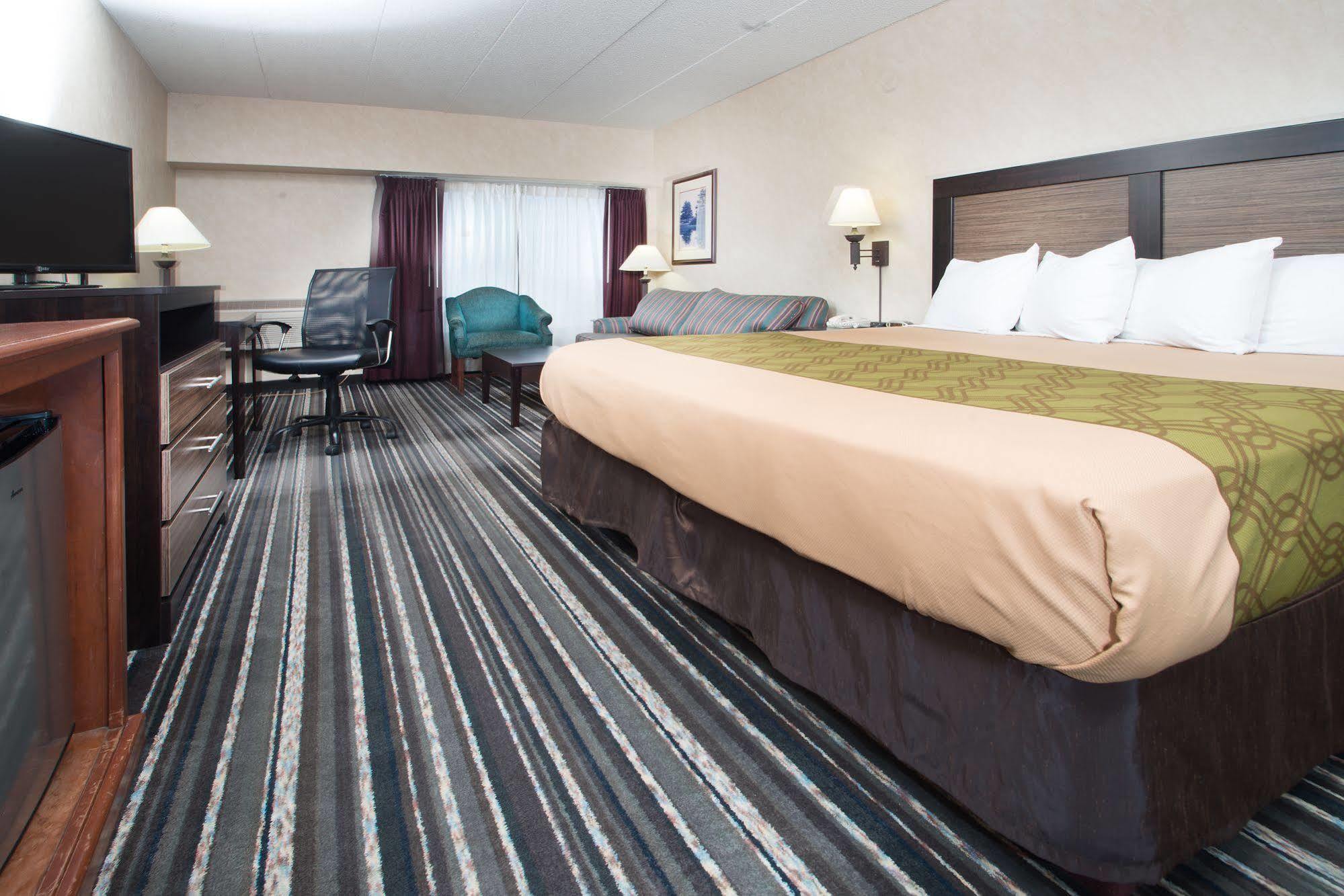 Crossroads Hotel And Huron Event Center Екстериор снимка