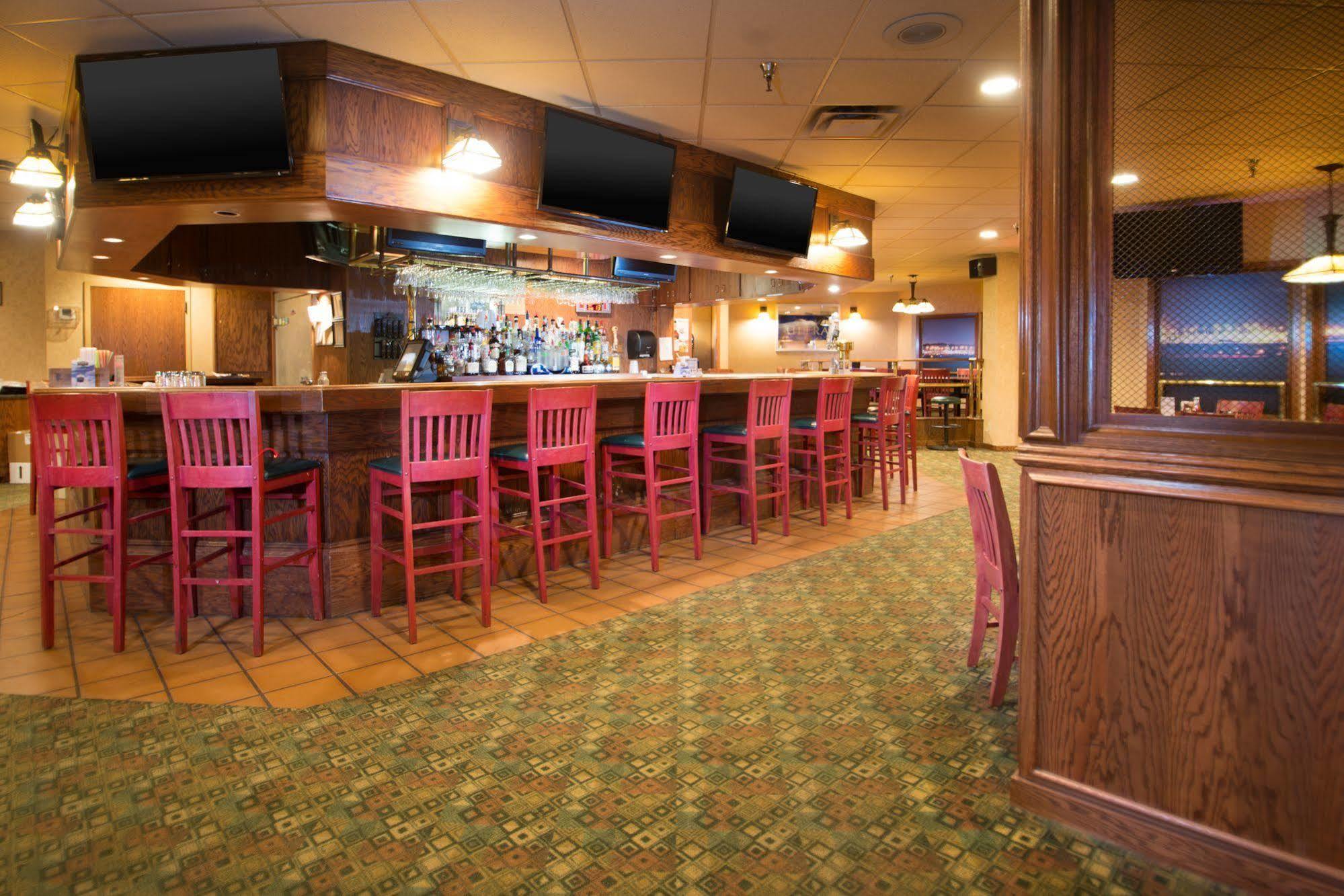 Crossroads Hotel And Huron Event Center Екстериор снимка